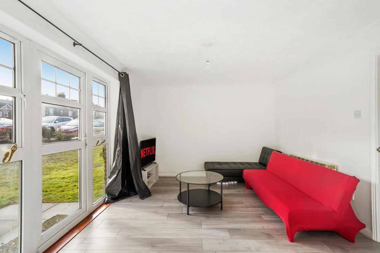 Cozy Luton Town Centre Retreat Lägenhet Exteriör bild